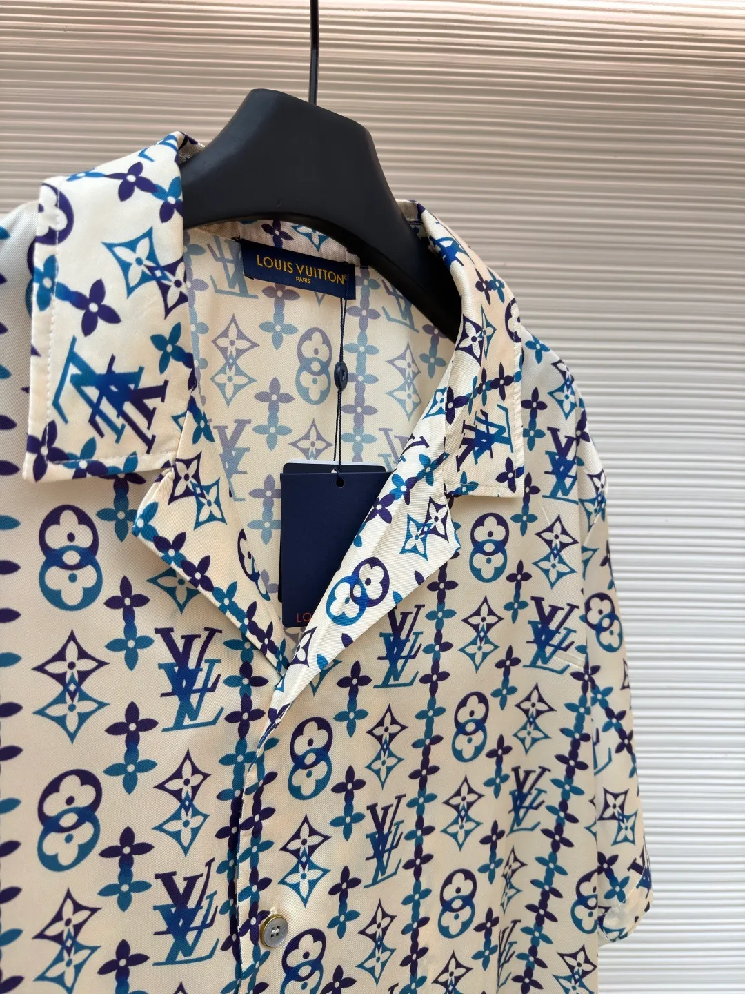 LOUIS VUITTON Overlap pattern printed mulberry silk short-sleeved shirt ●Original version: purchased and developed by 14997 ●Item number: 1682513-A50 ●Fabric: cotton fabric ●Technology: printing production ●Color: apricot ●Version: fitted version ●Weight: about 175 grams ●Size: S-M-L-XL ●Description: This LOUIS VUITTON's all-over presbyopia short-sleeved shirt is made of high-count silk blended fabrics. The fabrics are smooth and soft to the touch after pre-washing. They have good breathability and drape, and are comfortable to wear without restraint. The classic presbyopia pattern printed all over the body is made using digital direct printing technology. The colors are distinct and the pattern is precise. It is not easy to fade or smudge after high-temperature fixation treatment. The presbyopia elements are neatly arranged to show brand recognition. The shirt is designed with a Cuban collar, the neckline is smooth and natural, and the buttons at the placket are made of custom mother-of-pearl buttons, which have a warm and shiny texture. The overall cut is a loose silhouette, the shoulder joints are straight and fine, the cuffs are designed with short sleeve cuffs, customized accessories and three labels are complete, and the details and craftsmanship show the level of luxury. It is suitable for various wearing scenarios such as leisure vacations and daily outings. The overall wiring is straight and delicate, the fabric is comfortable and soft, and the color is consistent without color difference. It can be matched with the same style to create a fashionable look and control various occasions. Customized accessories, complete with three standards, same style for men and women!